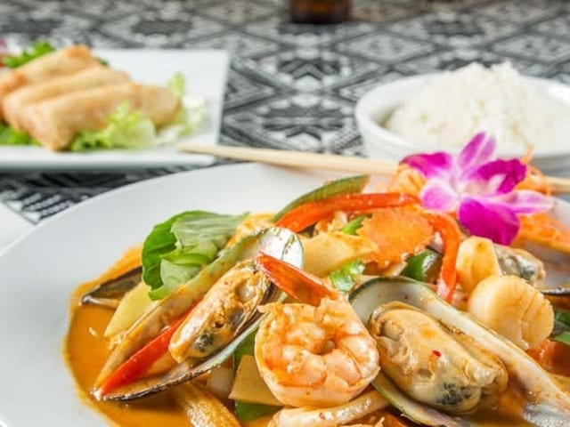 32. Pad Bai-Krapraw (Basil Chicken).